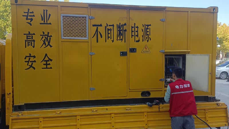 峪泉镇柴油发电机组和UPS电源配合使用时，如何避免切换过程中的电力中断？